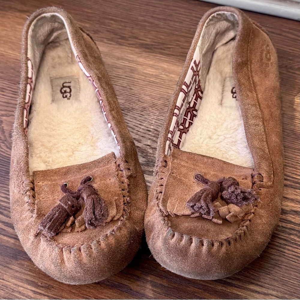 UGG Tan Suede Tassele Moccasin Slipper with White Fleece Lining - Picture 2 of 8
